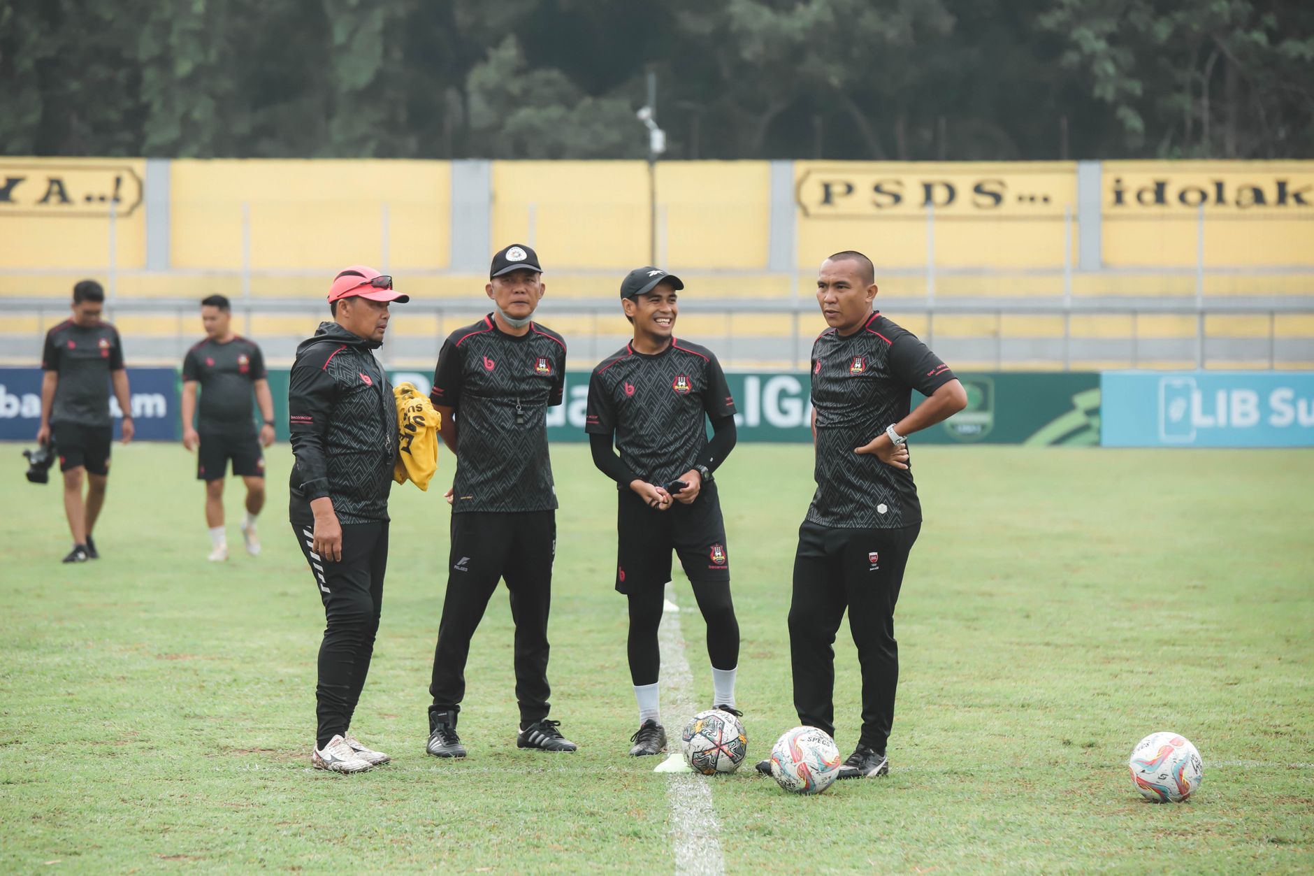 Pertandingan seru Persebaya melawan PSIM menampilkan aksi gol, rivalitas tinggi, dan atmosfer stadium penuh semangat.