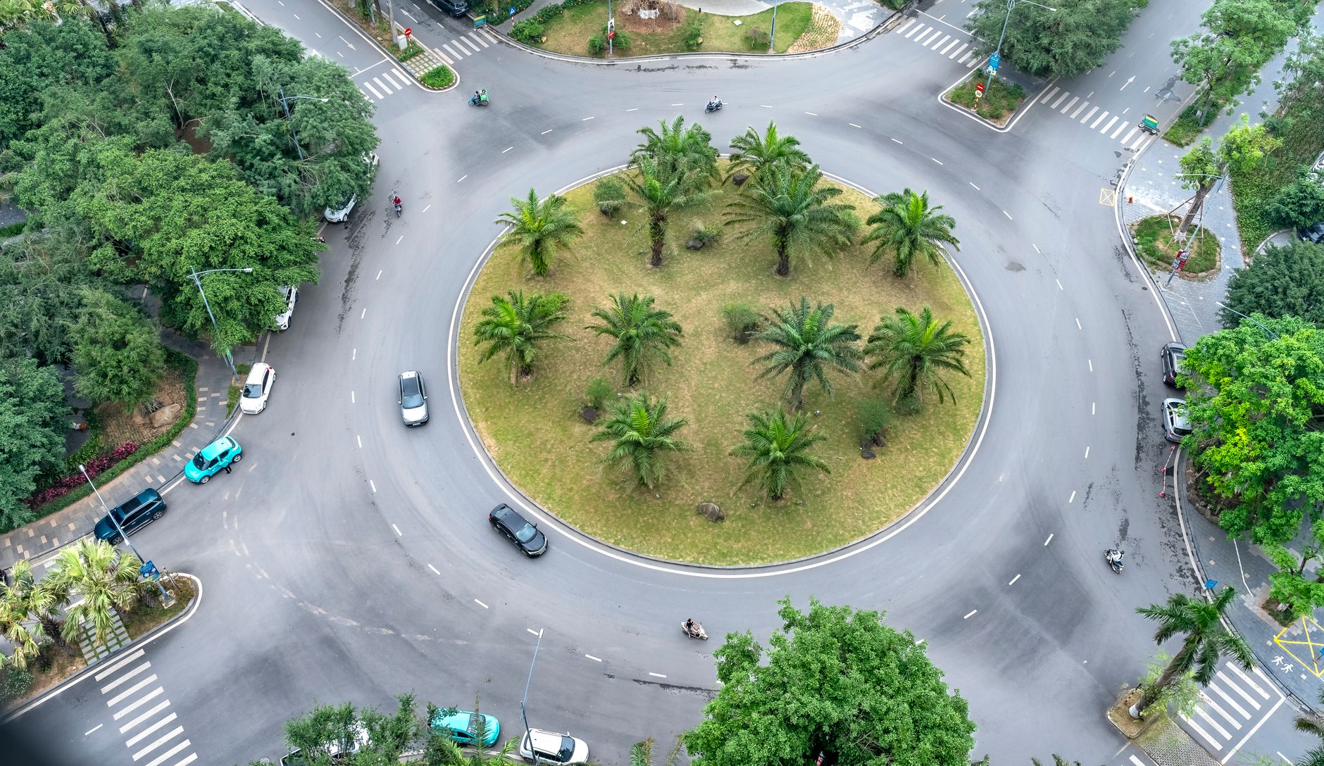 Ilustrasi fungsi round down yang menjelaskan cara membulatkan angka ke nilai terdekat lebih rendah.