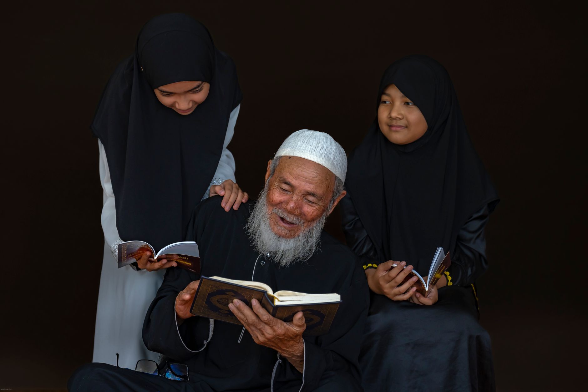 Seorang ibu dan ayah berdoa bersama, memohon perlindungan dan keberkahan bagi keluarga.