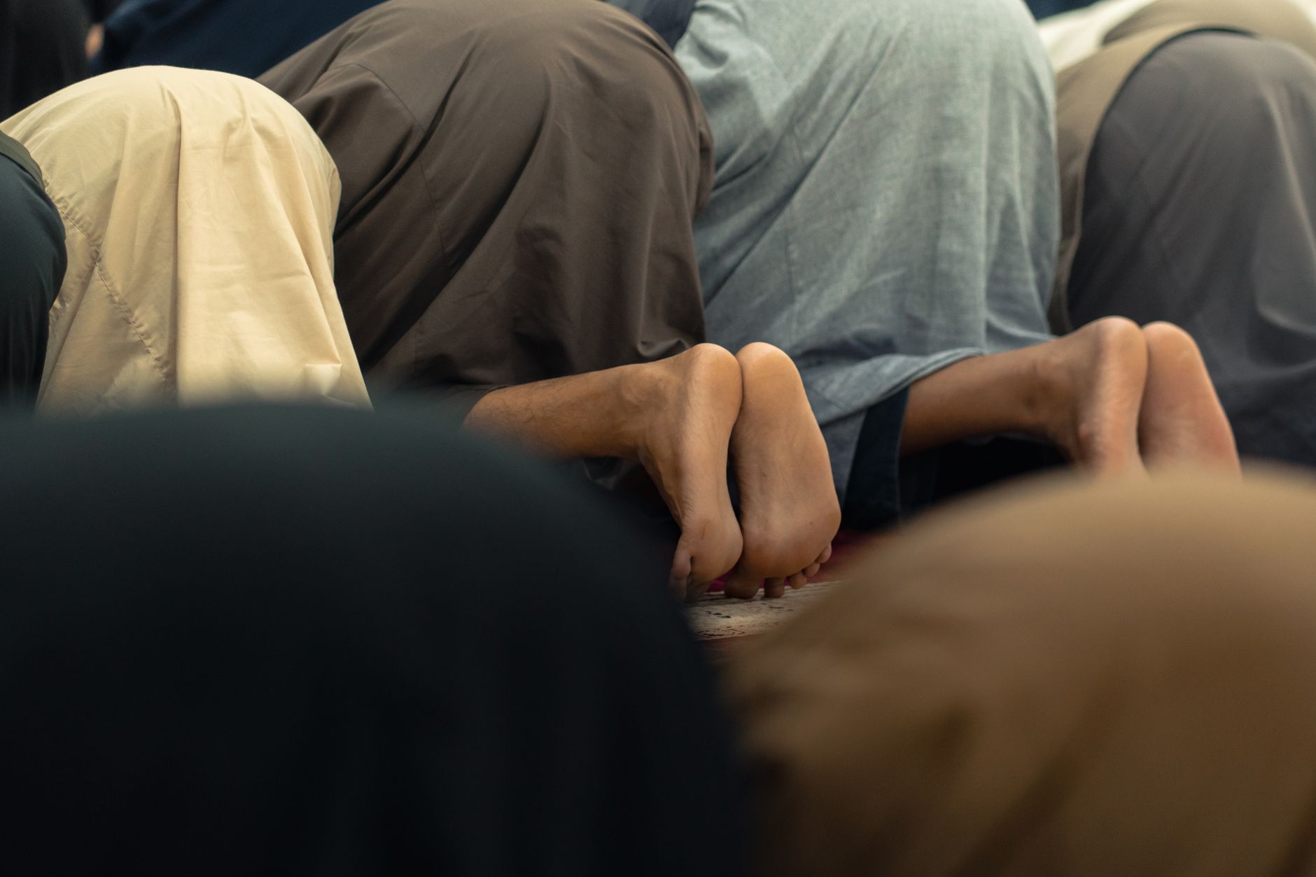 Doa sujud terakhir dalam Islam terukir di atas latar masjid yang khusyuk, menambah keheningan hati.