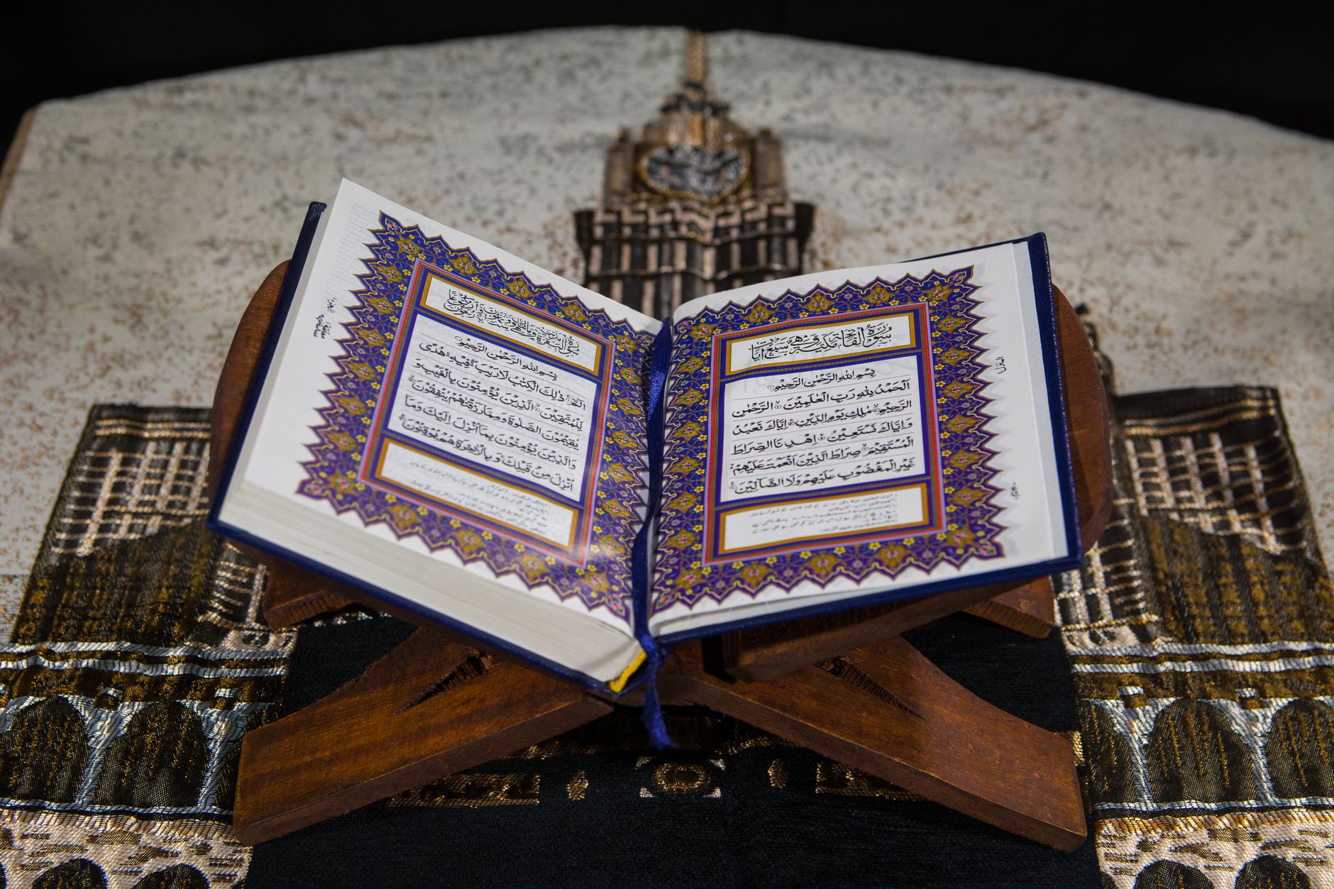 Ilustrasi ayat Al‑Qur'an yang menyebutkan nilai 100 dinar sebagai pedoman ekonomi syariah