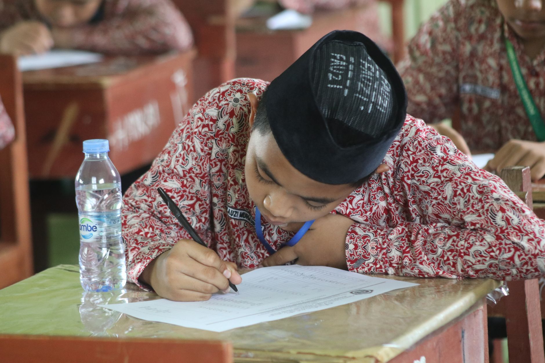 Contoh surat singkat untuk permohonan kerja, undangan, atau permintaan informasi resmi.