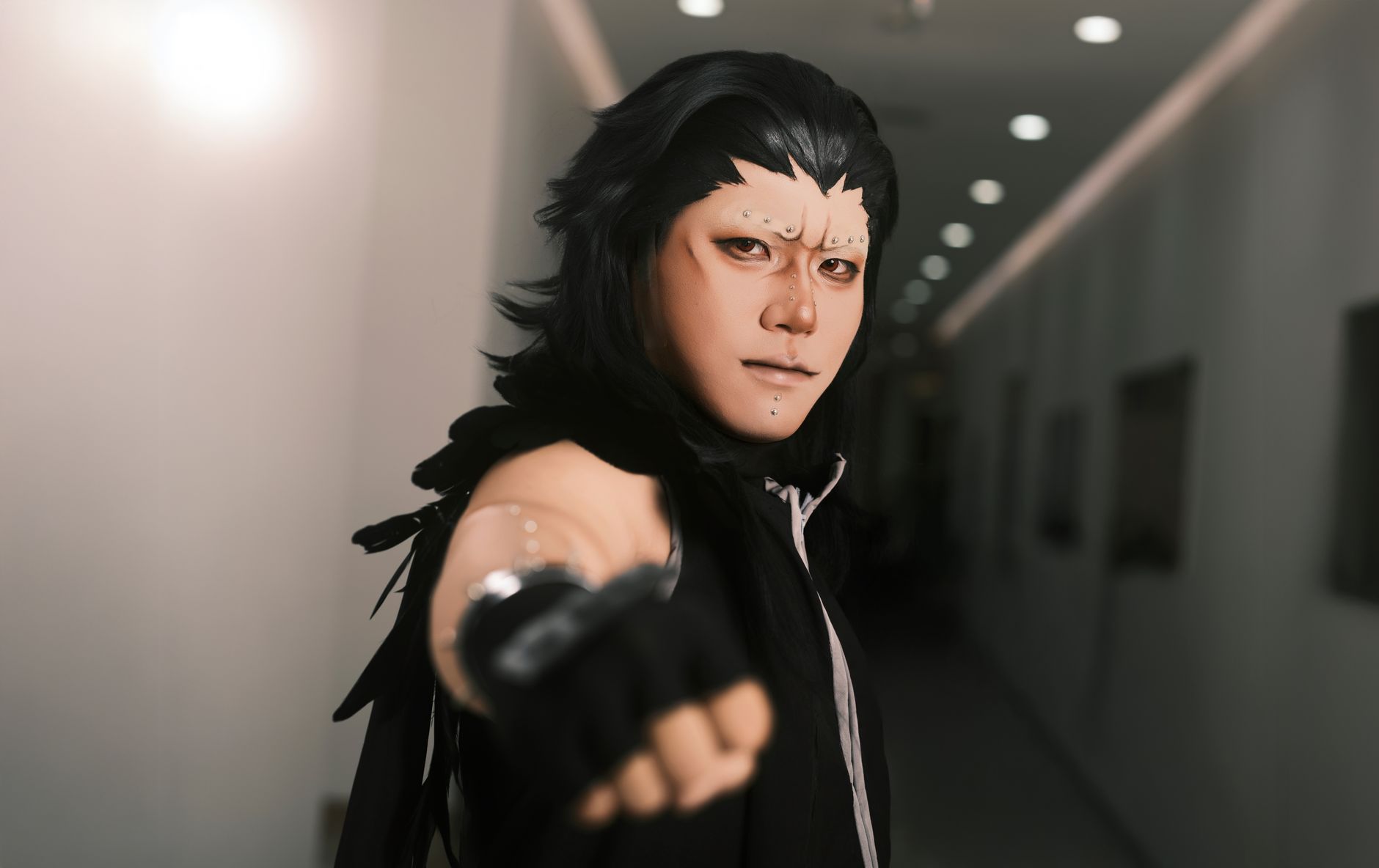 Karakter Sung Jin‑woo dari serial Webtoon Solo Leveling dalam pose bertarung melawan monster