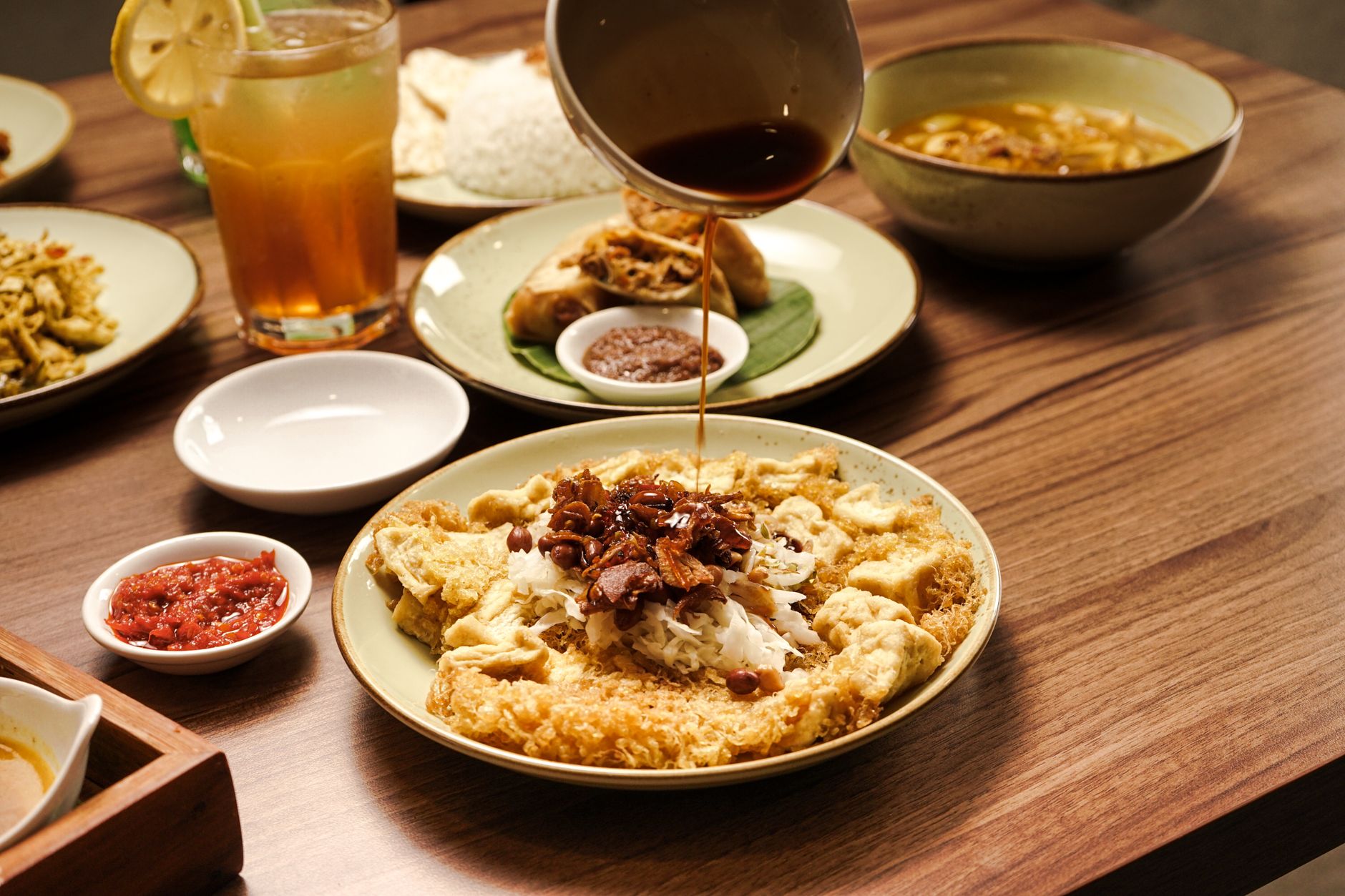 Tahu tek lezat di warung terdekat, disajikan hangat dengan bumbu kacang pedas.