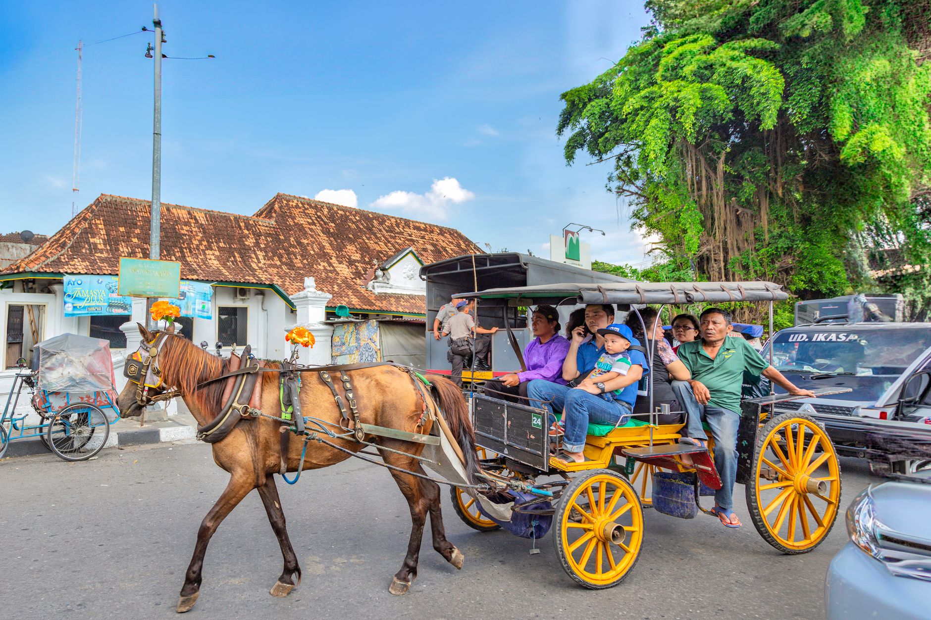 Pemandangan menakjubkan tempat wisata terkenal dengan panorama alam hijau dan langit biru