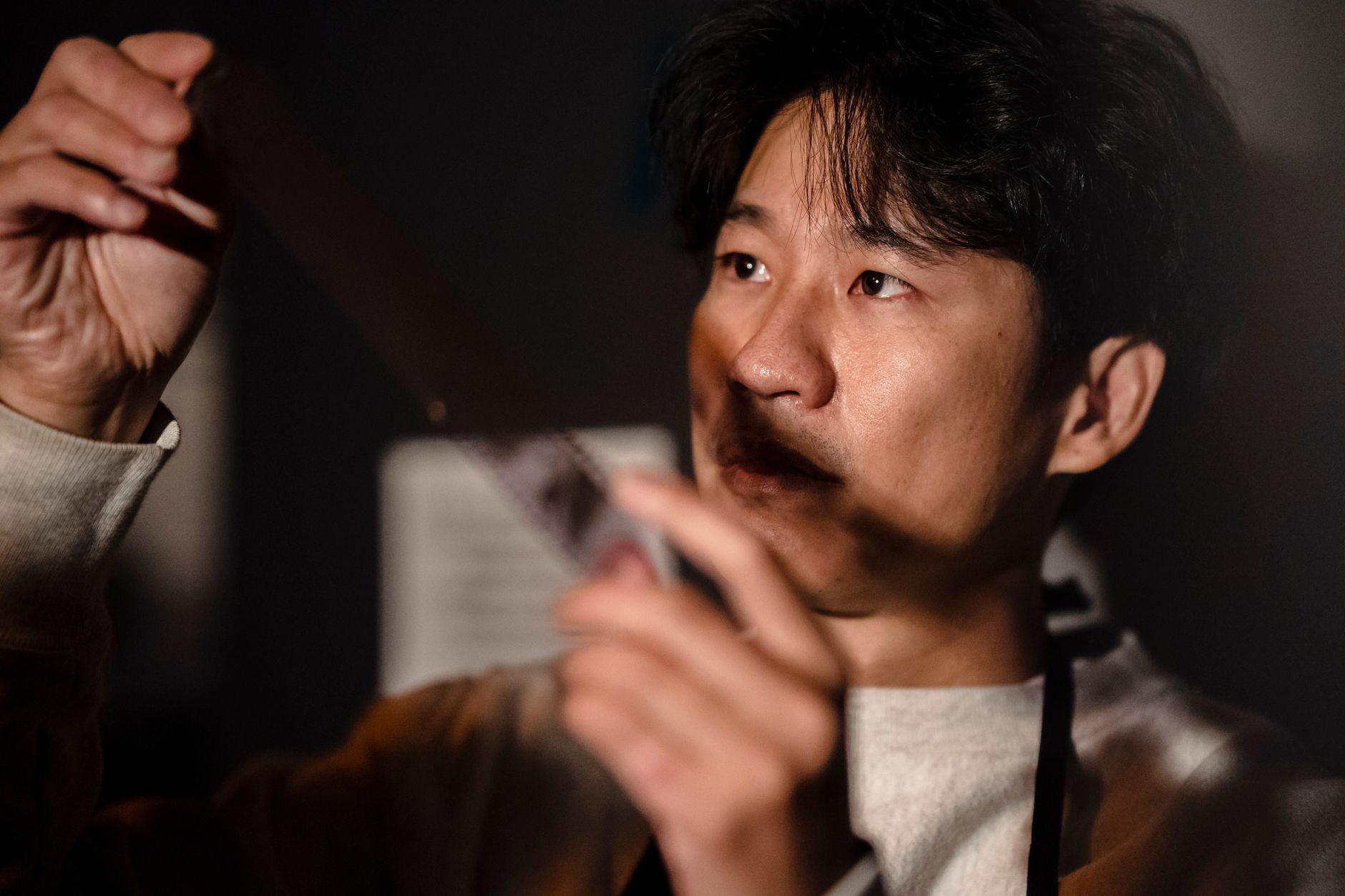 Potret Jung Joon Won dengan senyum hangat, mengenakan pakaian formal, menampilkan profesionalitas dalam dunia musik K...